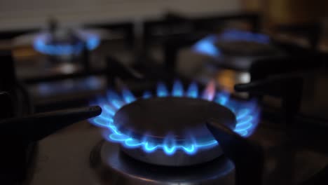 cocinera de gas de cocina con fuego ardiente gas propano. llama de gas natural azul