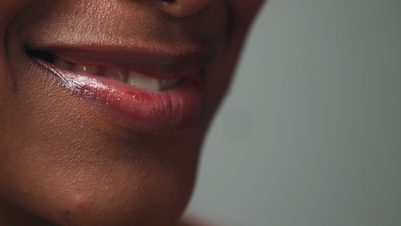 rostro, belleza y cuidado de la piel con una mujer en el estudio