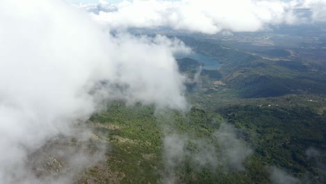 vista aérea del lago caldera de coatepeque en el salvador, rodeado de un paisaje verde exuberante