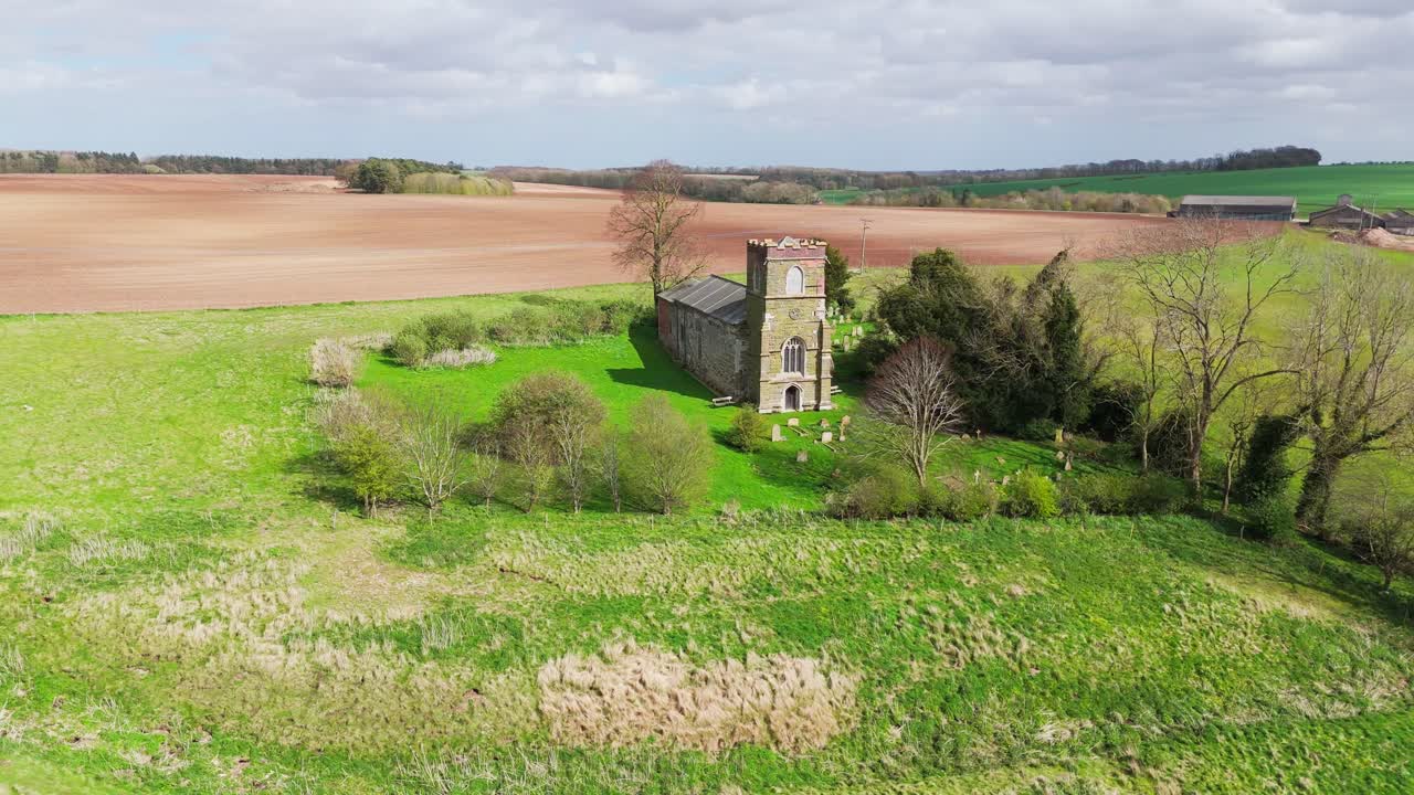 Riprese aeree con drone di un piccolo villaggio del Lincolnshire chiamato Burwell nel Regno Unito