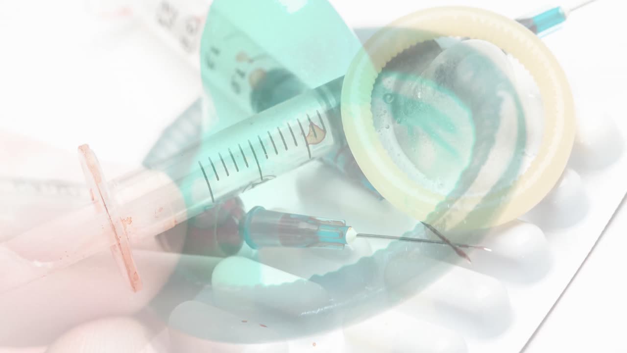 색 바탕에 주사기 위에 콘을 들고 있는 손의 애니메이션