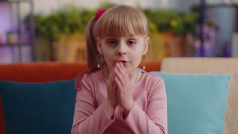 niña pequeña ganadora levantando las manos de sorpresa mirando a la cámara, conmocionada por la repentina victoria, wow