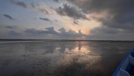 Romantische-Fahrt-Entlang-Des-Sees-Bei-Einem-Wunderschönen-Sonnenuntergang