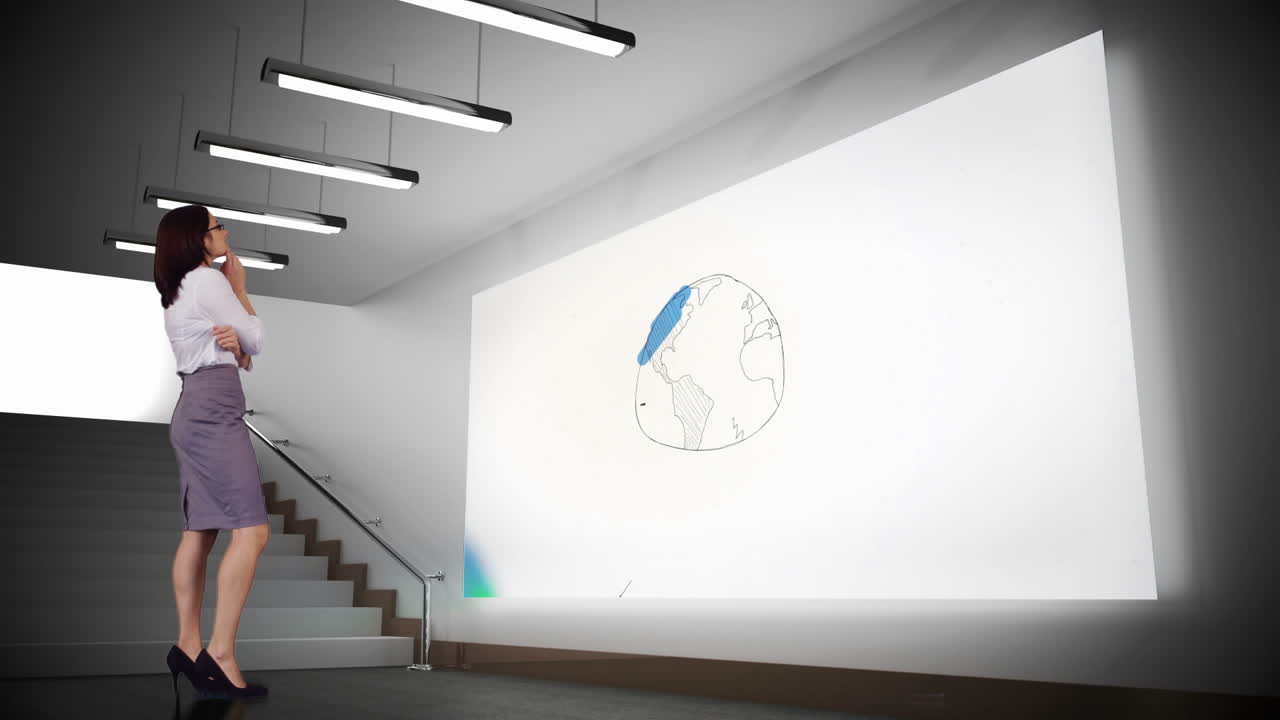 деловая женщина смотрит на мозговой штурм на экране