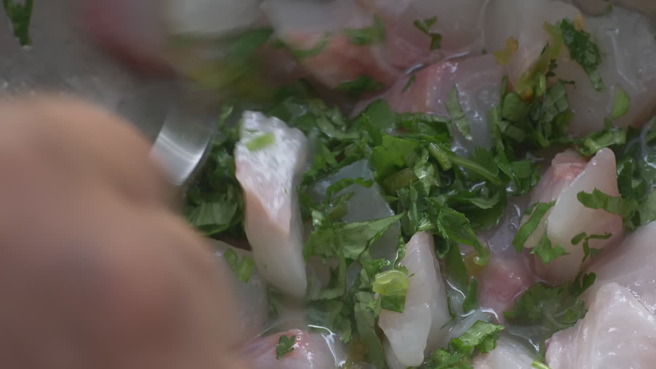 세비치 (ceviche) 를 위해 생선에 코리안더와 라임 주스를 첨가하는 것