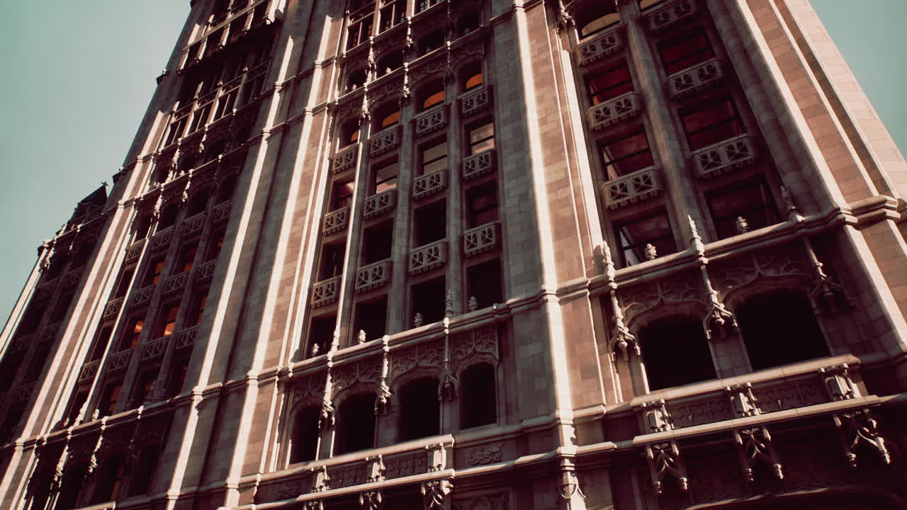 벽돌 전면과 큰 창문이 있는 높은 건물