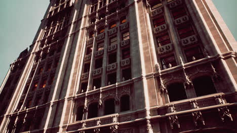 un edificio alto con una fachada de ladrillo y grandes ventanas