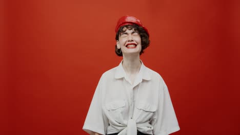 mulher de boina vermelha e camisa branca