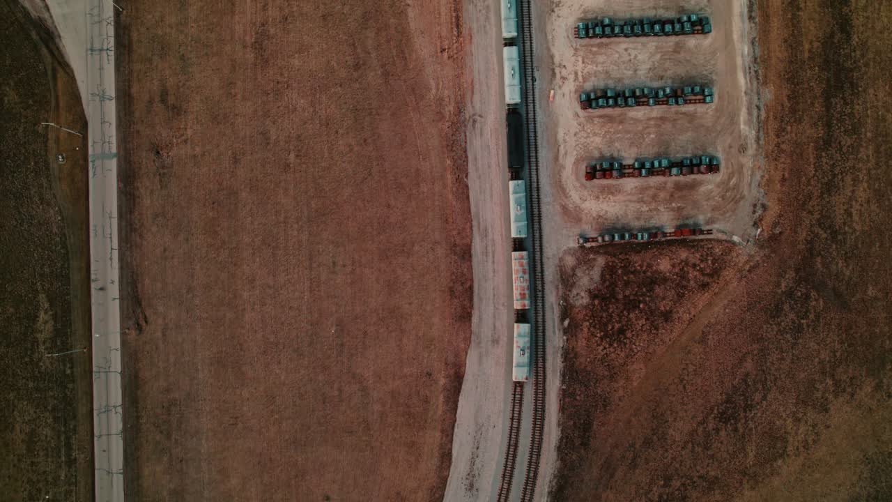민간 운송 철도 에 있는 전략적인 금속 코일 저장소가 드러났습니다.