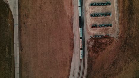 revelando el almacenamiento estratégico de bobinas metálicas junto a los rieles de transporte privados