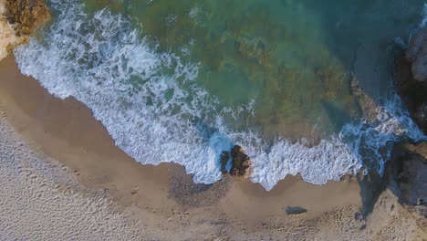 Slomotion-drohnenclip,-Der-Sich-über-Einen-Sandstrand-Und-Eine-Felsformation-In-Kavala,-Mazedonien,-Griechenland-Bewegt