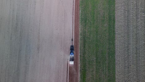 Majestätischer-Luftbildflug-Vertikaler-Vogelperspektive-Drohne-Traktor-Auf-Herbstfeld-Brandenburg-Havelland-Deutschland-Im-Sommer-2022