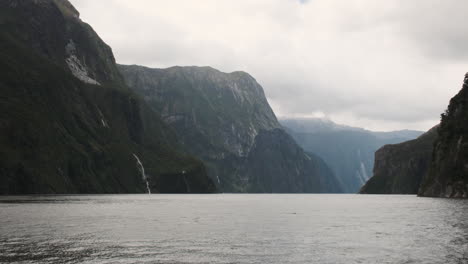explorando un majestuoso fiordo con cascadas en cascada y nubes premonitorias