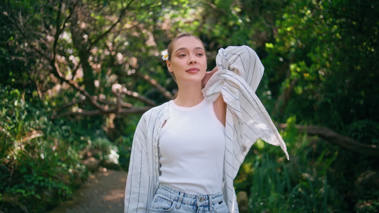 chica romántica paseando por el parque disfrutando de la naturaleza tranquila belleza de cerca. mujer caminando