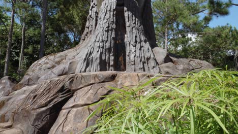 figura de cabeza esculpida gigante del científico francés alexandre yersin en el pueblo de arcilla de dalat en vietnam