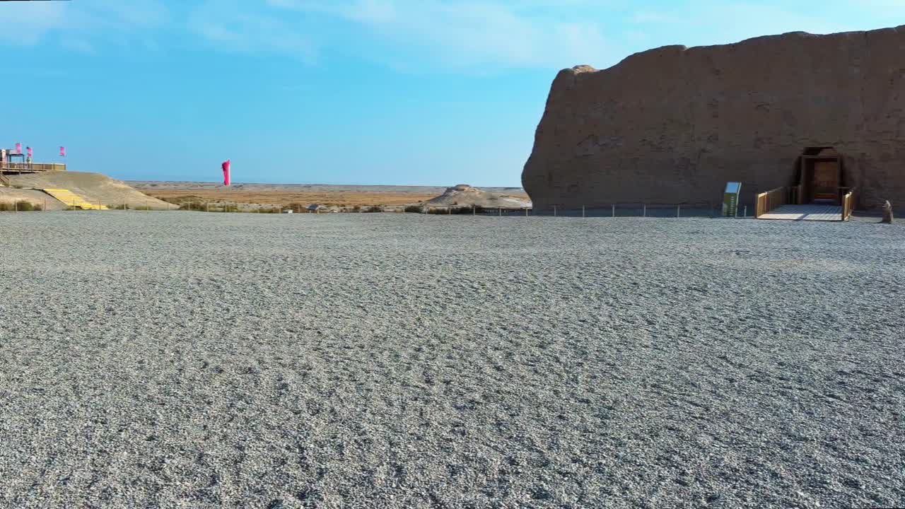 Jadeportpasset, en historisk grensefestning i Dunhuang, Gansu-provinsen, Kina. Panorering.