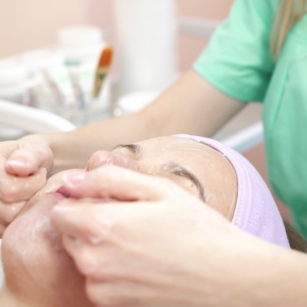 Maschera viso in un centro benessere