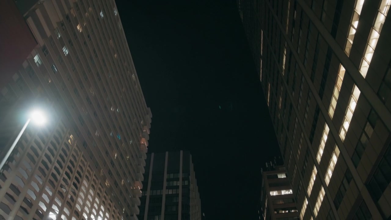 Guida nel centro città di notte