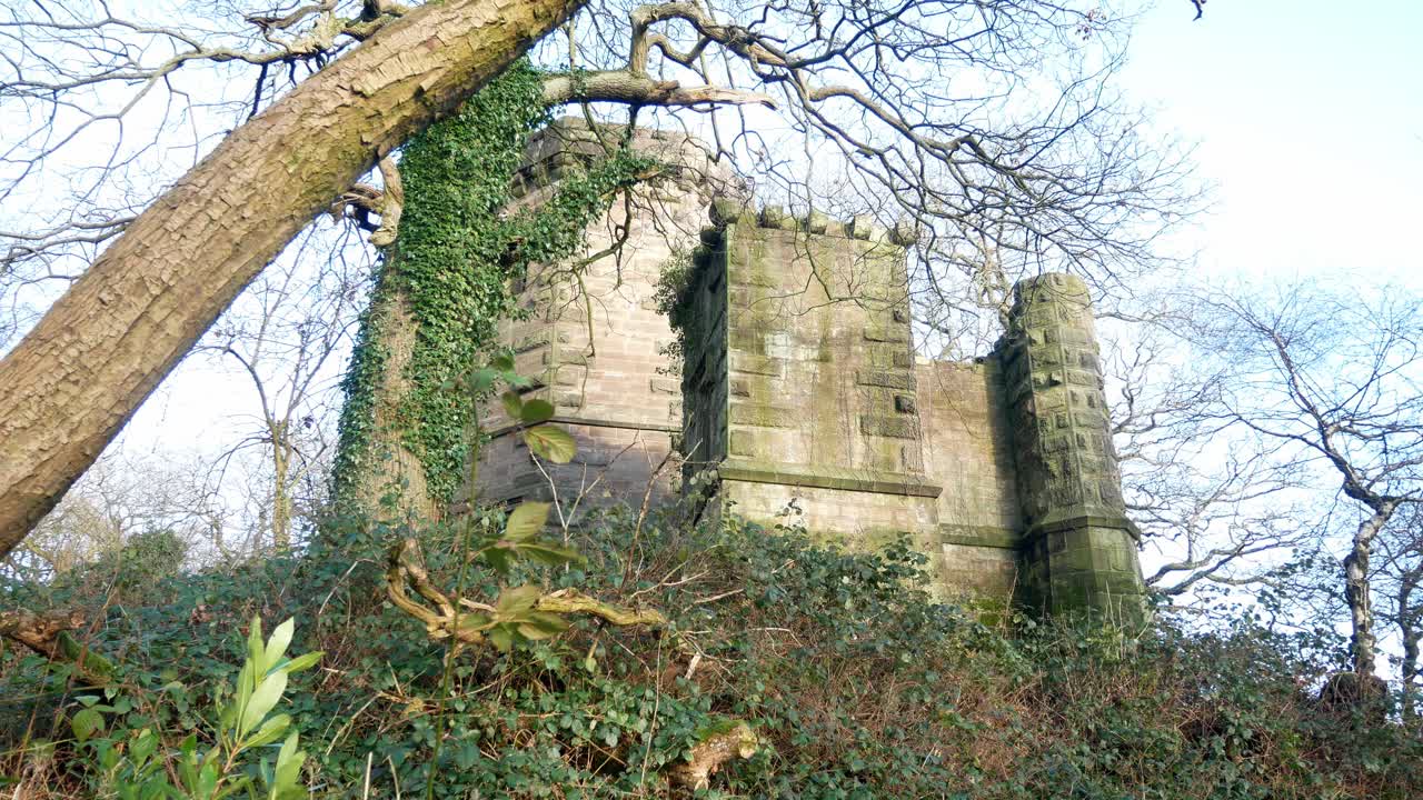 버려진 가을 삼림 지대 망루 석조 성은 시골 영어 시골 느린 오른쪽 돌리에 계속 건물을 짓습니다.