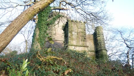 Verlassenes-Herbstwald-Wachturm-Steinschloß-Gebäude-In-Ländlicher-Englischer-Landschaft-Langsam-Rechts-Dolly