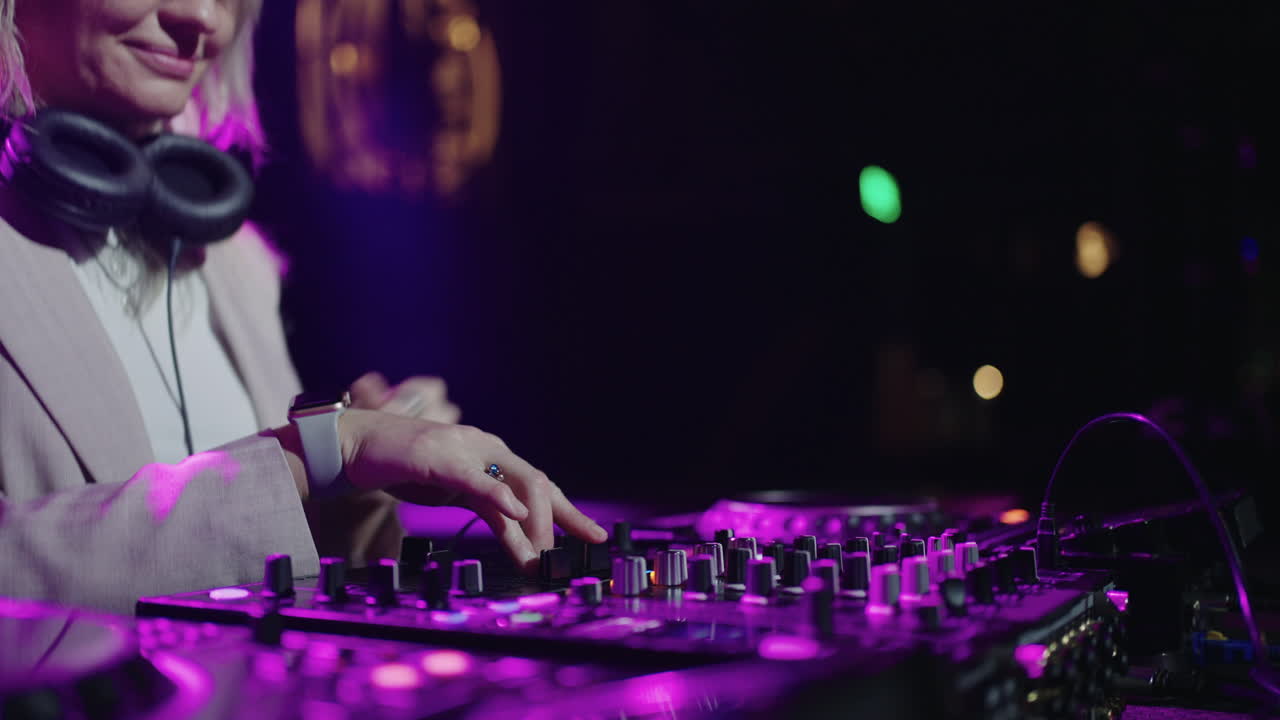 dj femenina mezclando música en un club nocturno