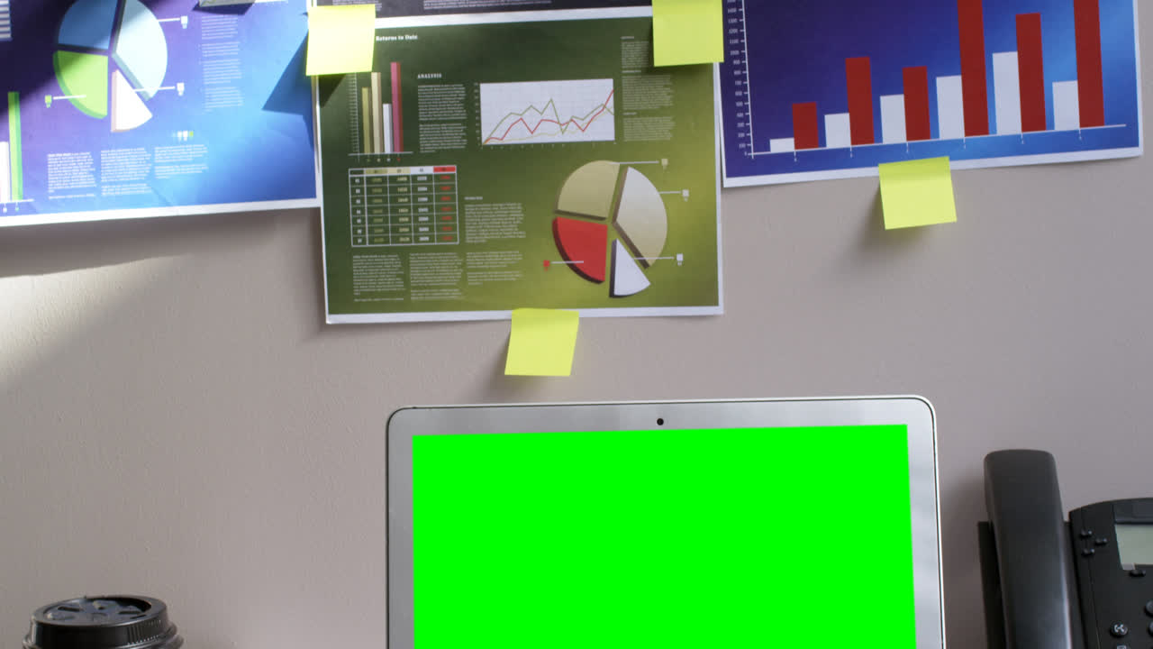 gráfico y portátil en el escritorio en la oficina 4k