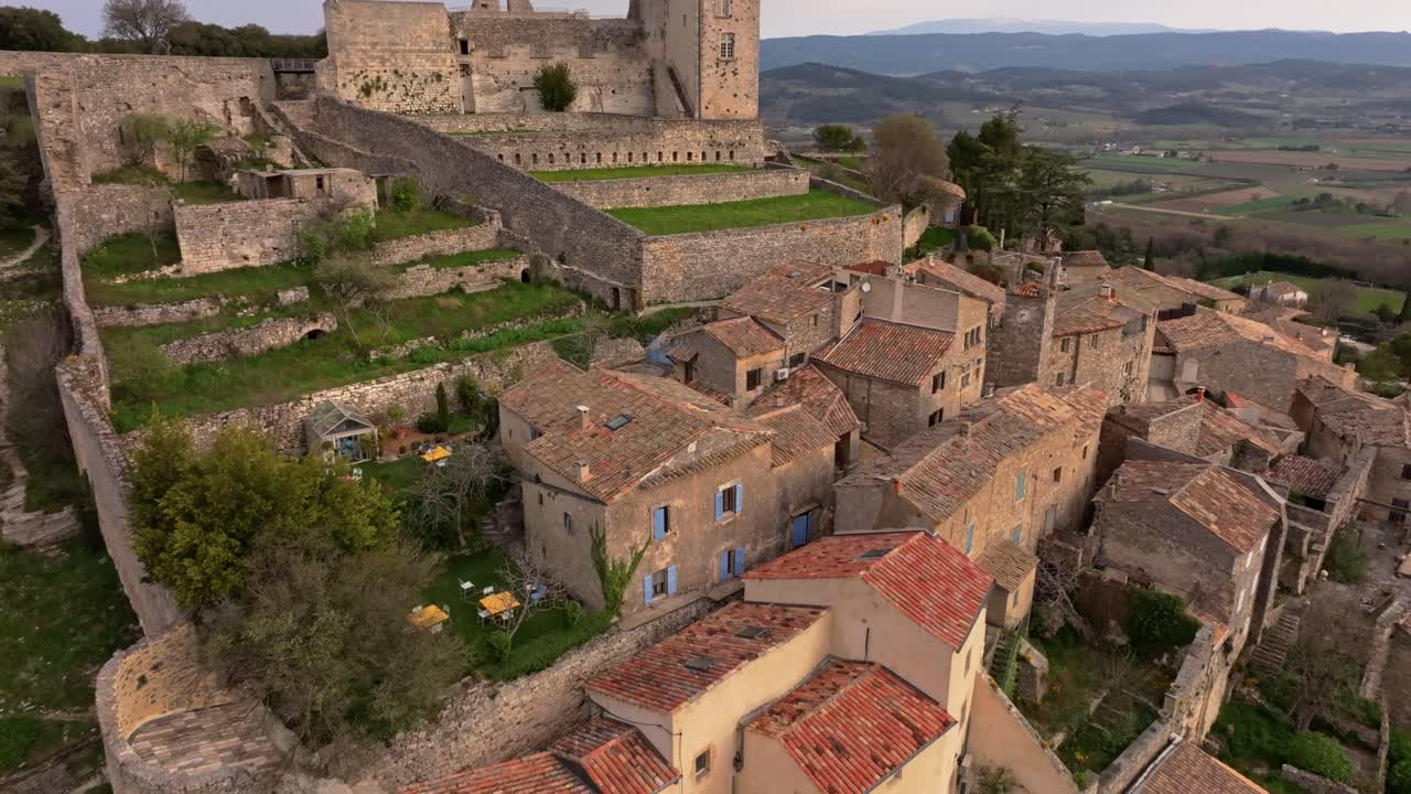 Vista aerea delle rovine del castello di Lacoste e del villaggio illuminato dal sole del primo mattino