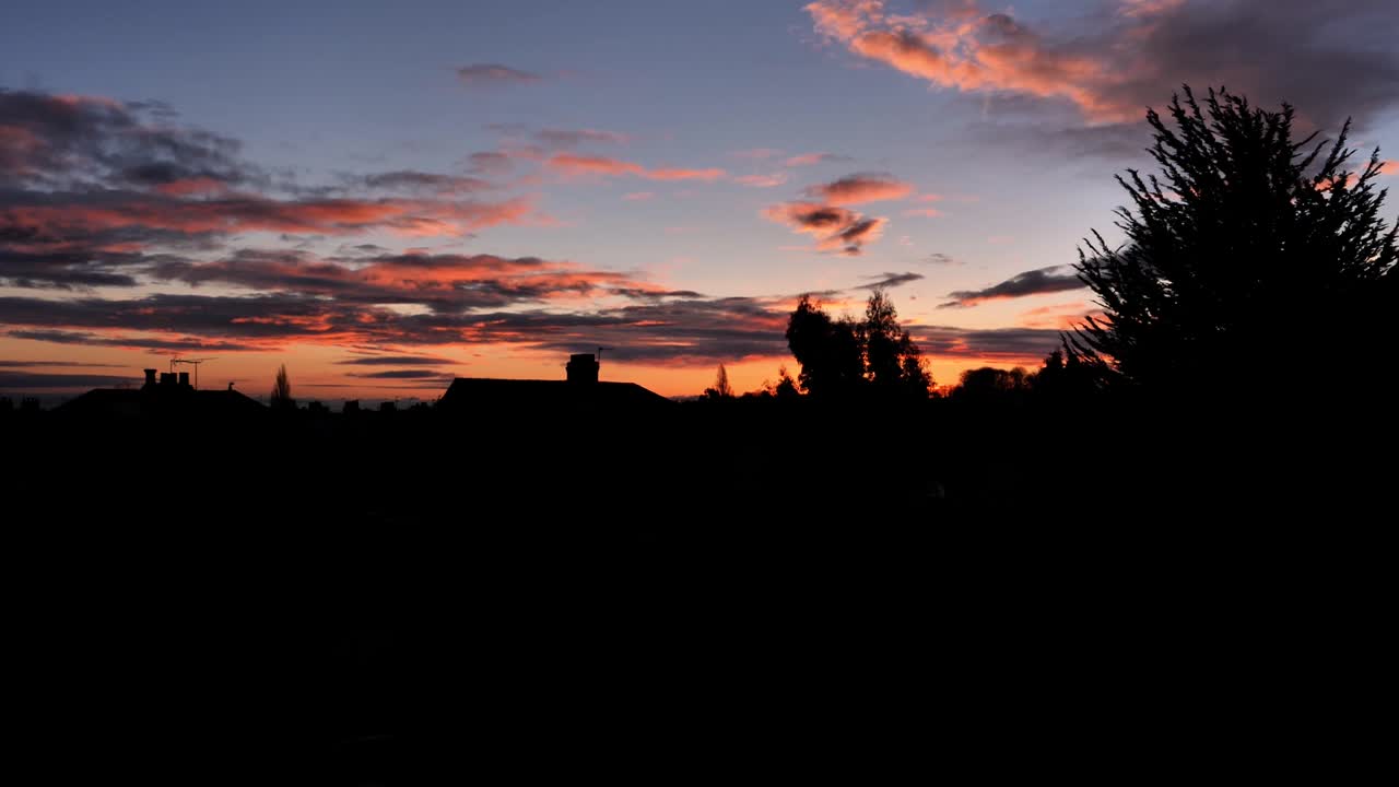 Epischer Sonnenaufgang mit wunderschönen Farben in Großbritannien
