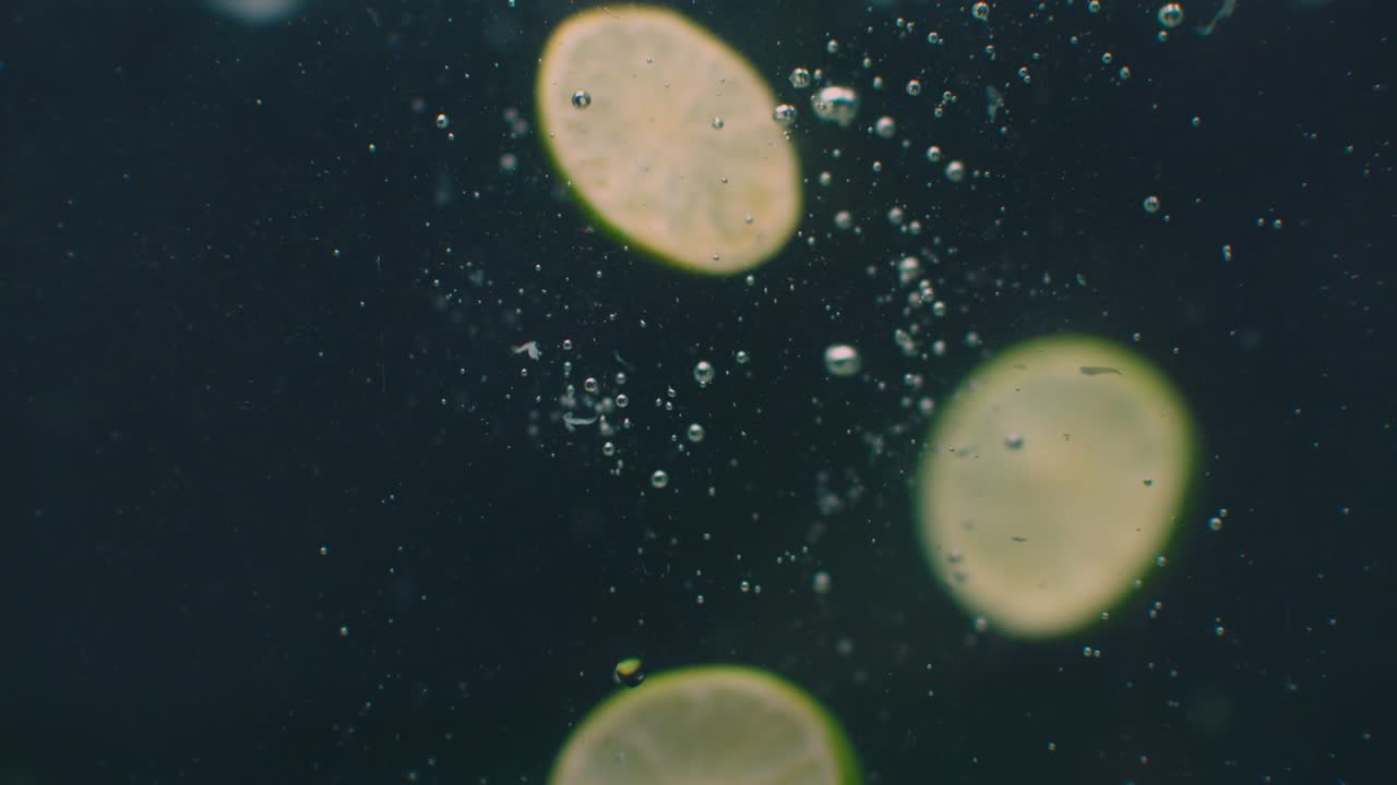 수중에서 공기 거품과 느린 동작으로 신선하고 맛있는 건강한 채식주의자.