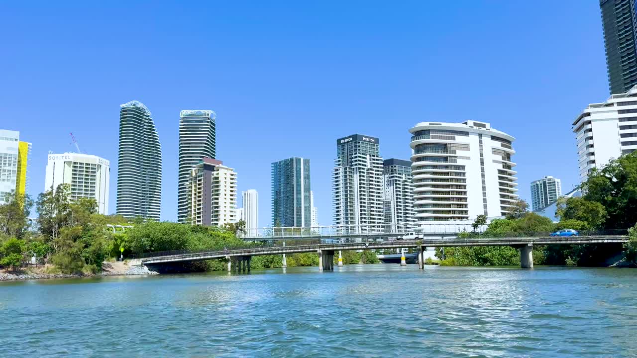 수로와 현대적인 건물이 있는 도시 풍경