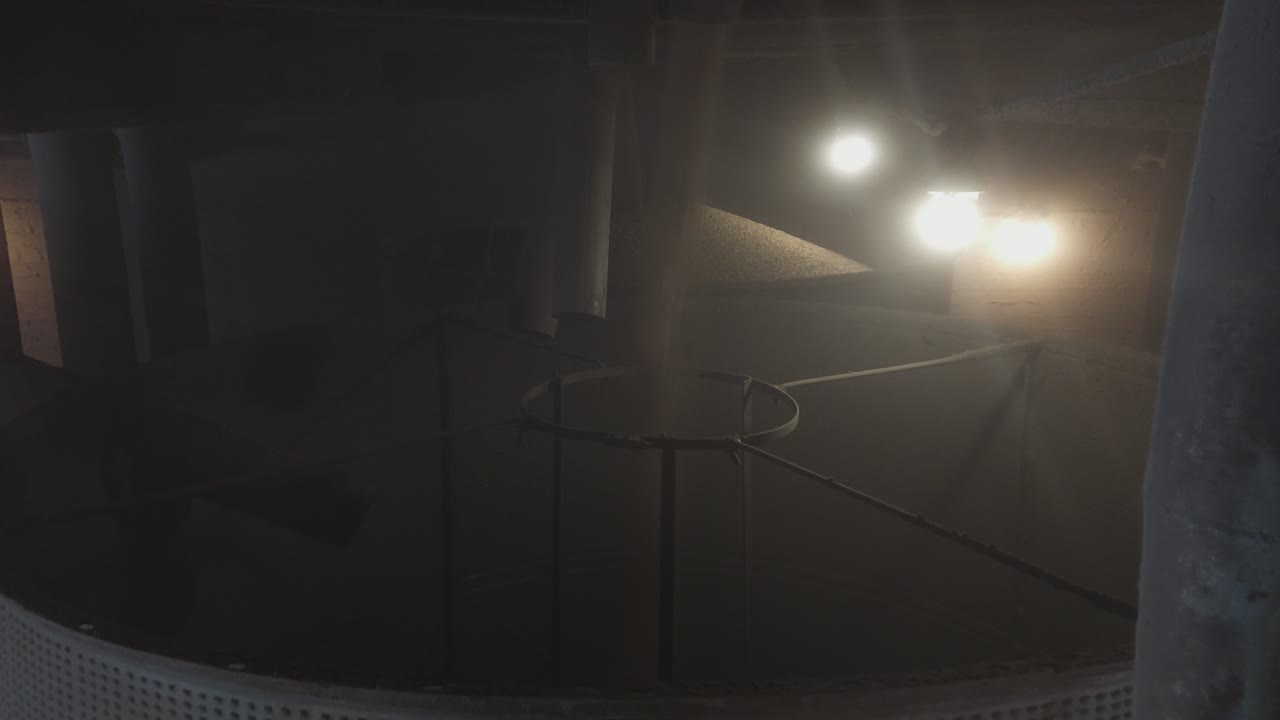 쏟아진 곡물은 거대한 호퍼에 떨어진다