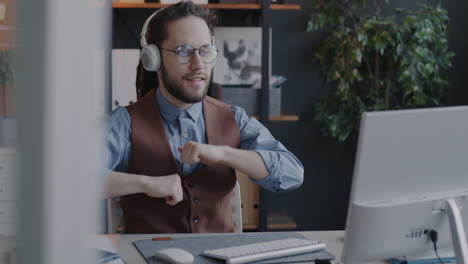 hombre haciendo una llamada de video en la oficina