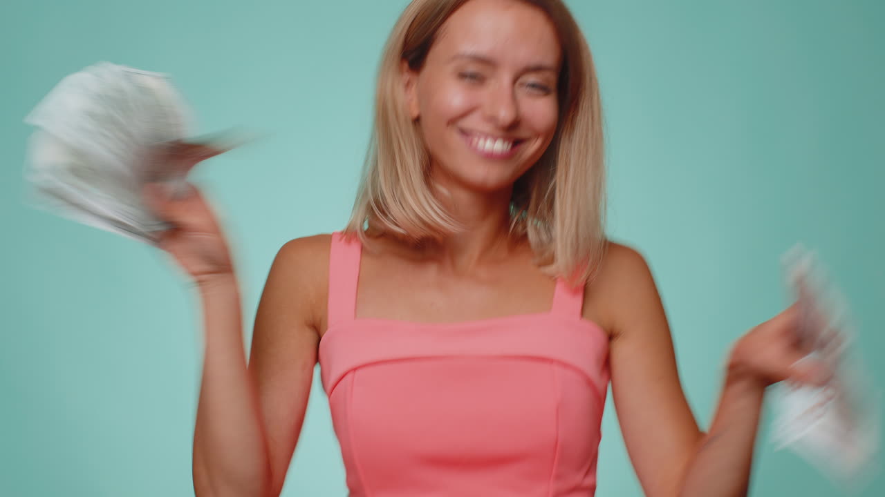 행복한 여성은 돈을 들고 현금 팬을 축하합니다 춤, 성공 사업 경력, 복권 게임 우승자