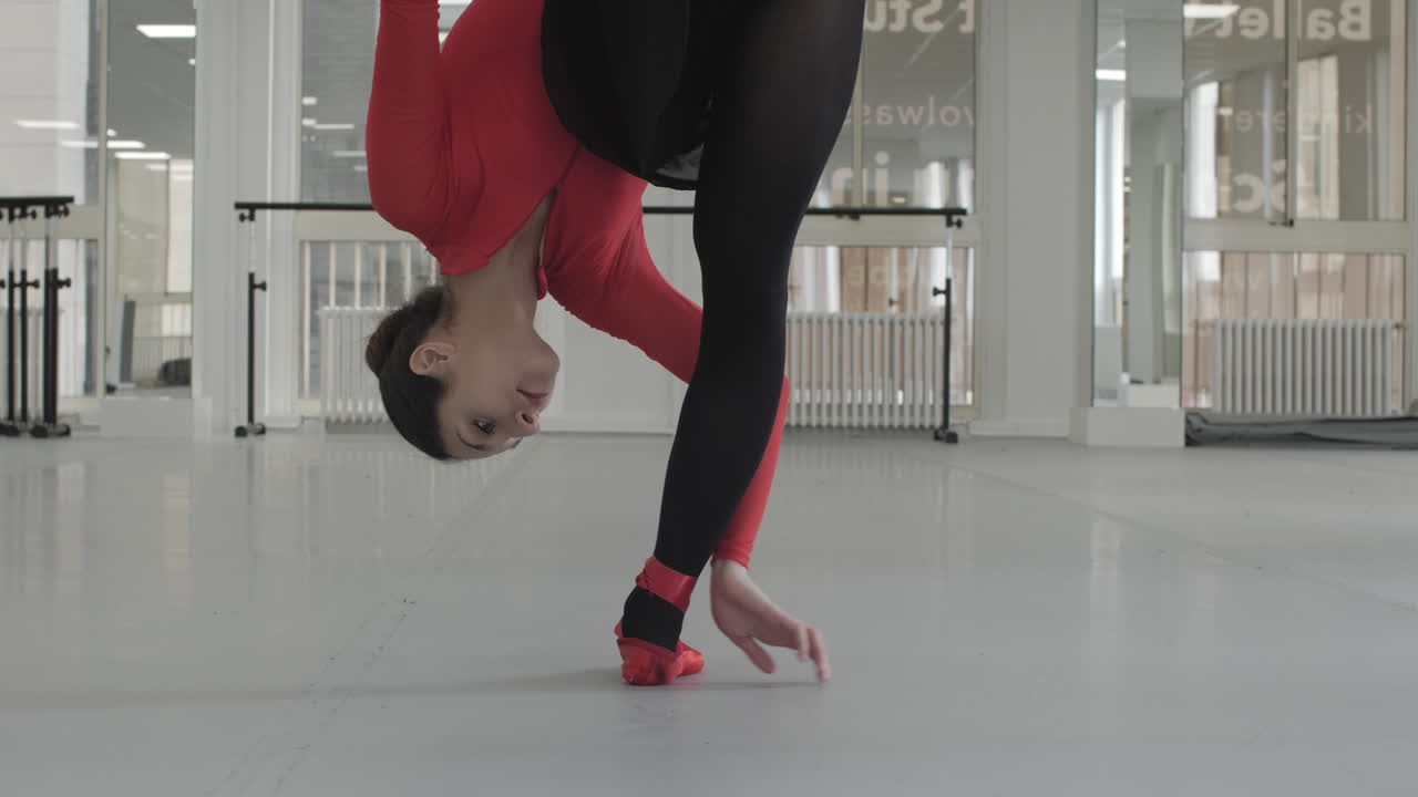 foto genial de una bailarina estirándose mientras está de pie sobre una pierna