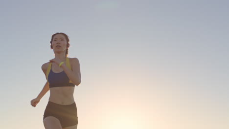 mujer corredora, ciudad y sol para la aptitud