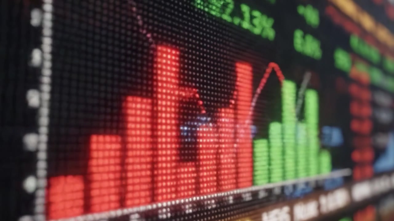 Analisi delle Tendenze del Mercato Azionario in Tempo Reale: Un Primo Piano di Dati Finanziari che Mostra Movimenti Volatili e Indicatori Chiave da una Piattaforma di Trading
