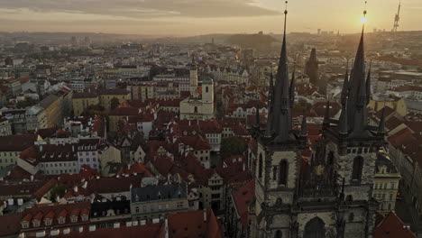 Praga-Chequia-Dron-Aéreo-V128-Volando-Junto-A-La-Iglesia-De-Nuestra-Señora-Antes-De-Tyn-En-La-Plaza-De-La-Ciudad-Vieja-Hacia-La-Puerta-De-La-Ciudad-Capturando-El-Paisaje-Urbano-De-La-Nueva-Ciudad-Al-Amanecer---Filmado-Con-Cine-Mavic-3---Noviembre-De-2022