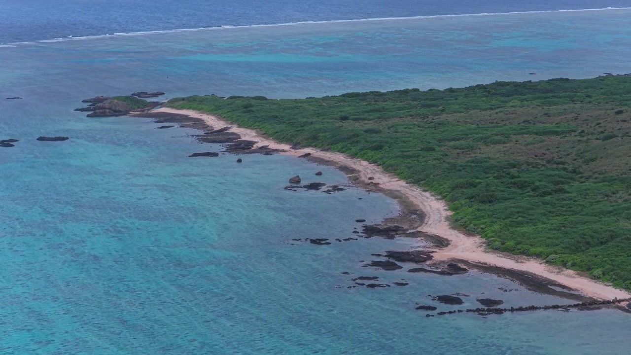 Vaakasuora ilmakuvaus, jossa kamera liikkuu vasemmalle ja panoroi oikealle Hirano Beachin rannalla lähellä Daichiri-saarta ja Hirakubozakin majakkaa, Ishigakin saarella, Okinawalla, Japanissa