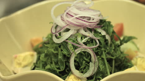 fotografía de cerca de una ensalada en un cuenco 4k