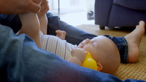 padre jugando con su bebé en casa 4k