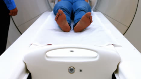 un paciente es cargado en una máquina de rmn