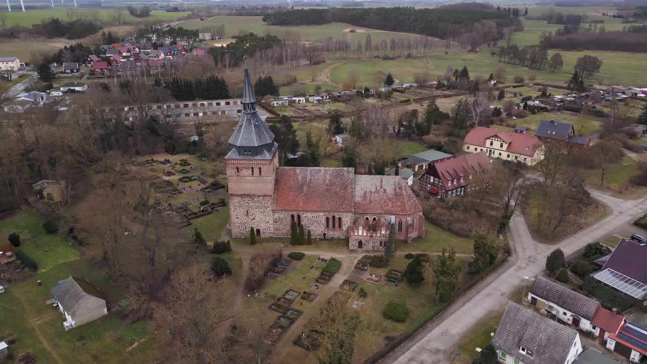 좋은 조감도 비행 마을 교회 lüssow mecklenburg-western pomerania 독일 겨울 2023