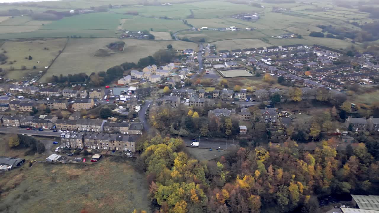 vista aérea de una ciudad industrial, pueblo en el corazón de las colinas de peniques de yorkshire