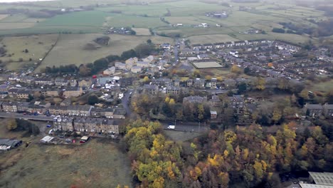 Vista-Aérea-De-Una-Ciudad-Industrial,-Pueblo-En-El-Corazón-De-Las-Colinas-De-Peniques-De-Yorkshire