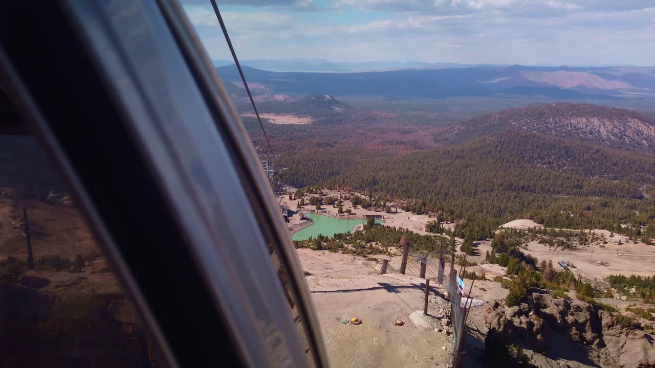 Ripresa statica con gimbal da una gondola che guarda il panorama da 11.000 piedi mentre scende da Mammoth Mountain in California