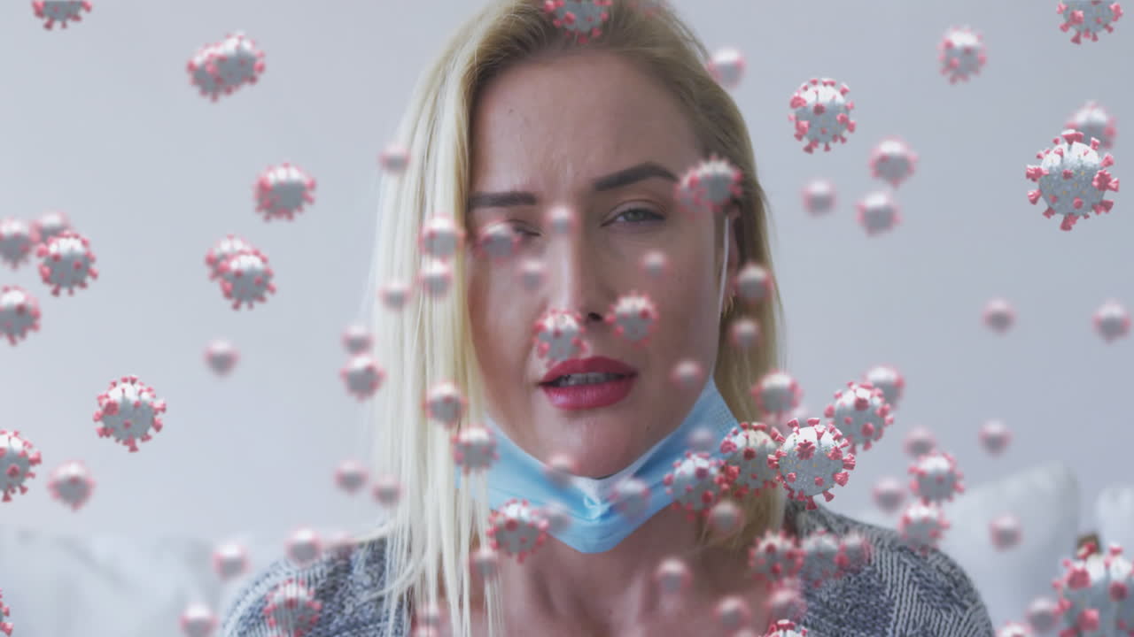코로나 19 세포의 애니메이션 아픈 백인 여성이 재채기하고 얼굴 마스크를 착용하고 있습니다.