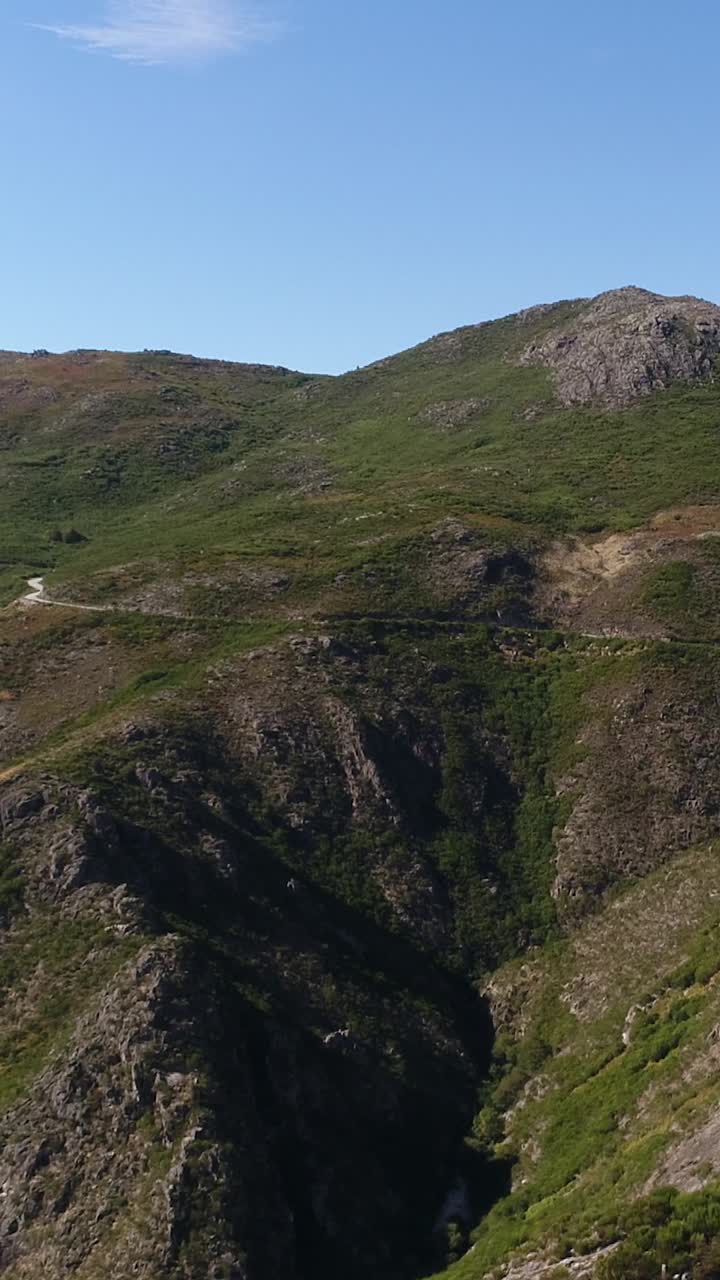 hermosas montañas verdes video vertical