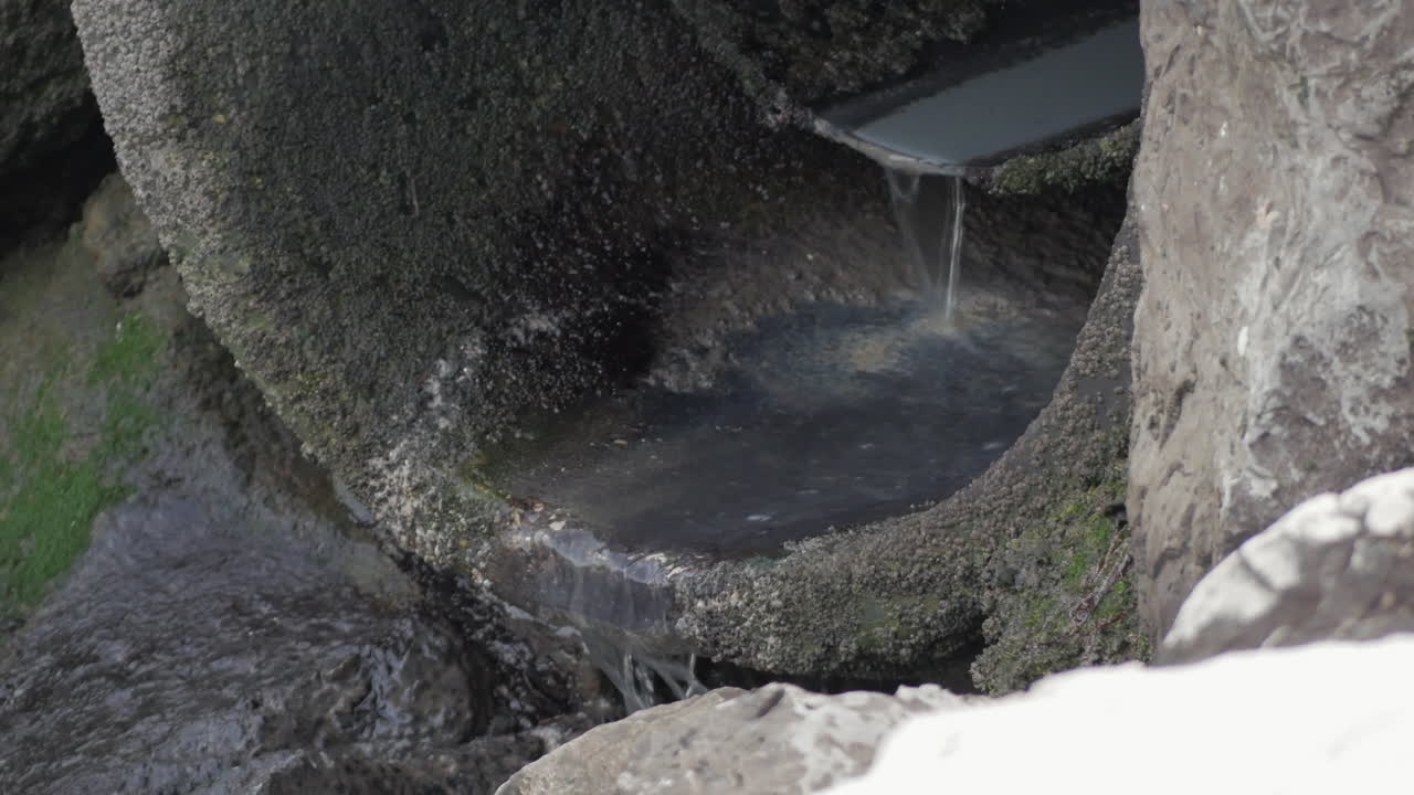하수관에서 흐르는 액체 - 근접