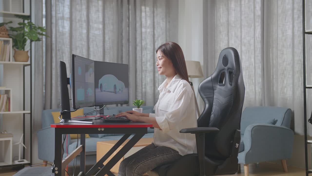боковой вид азиатской женщины-дизайнера автомобиля, работающей над 3d-моделью ev-автомобиля на настольных компьютерах в студии