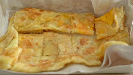 Roti-Frito-Con-Huevo-Y-Leche-Condensada-Azucarada